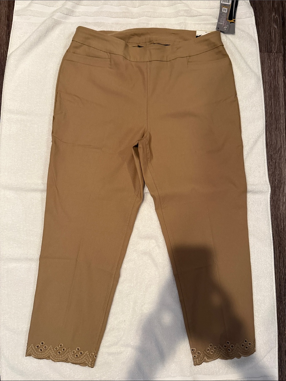 Cropped Scallop-Hem Pull-On Ankle Pants — Brown